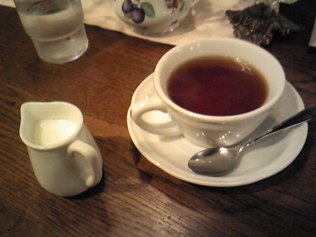 ホット紅茶 + アイス牛乳=#&%★$%&’_a0057559_1564591.jpg