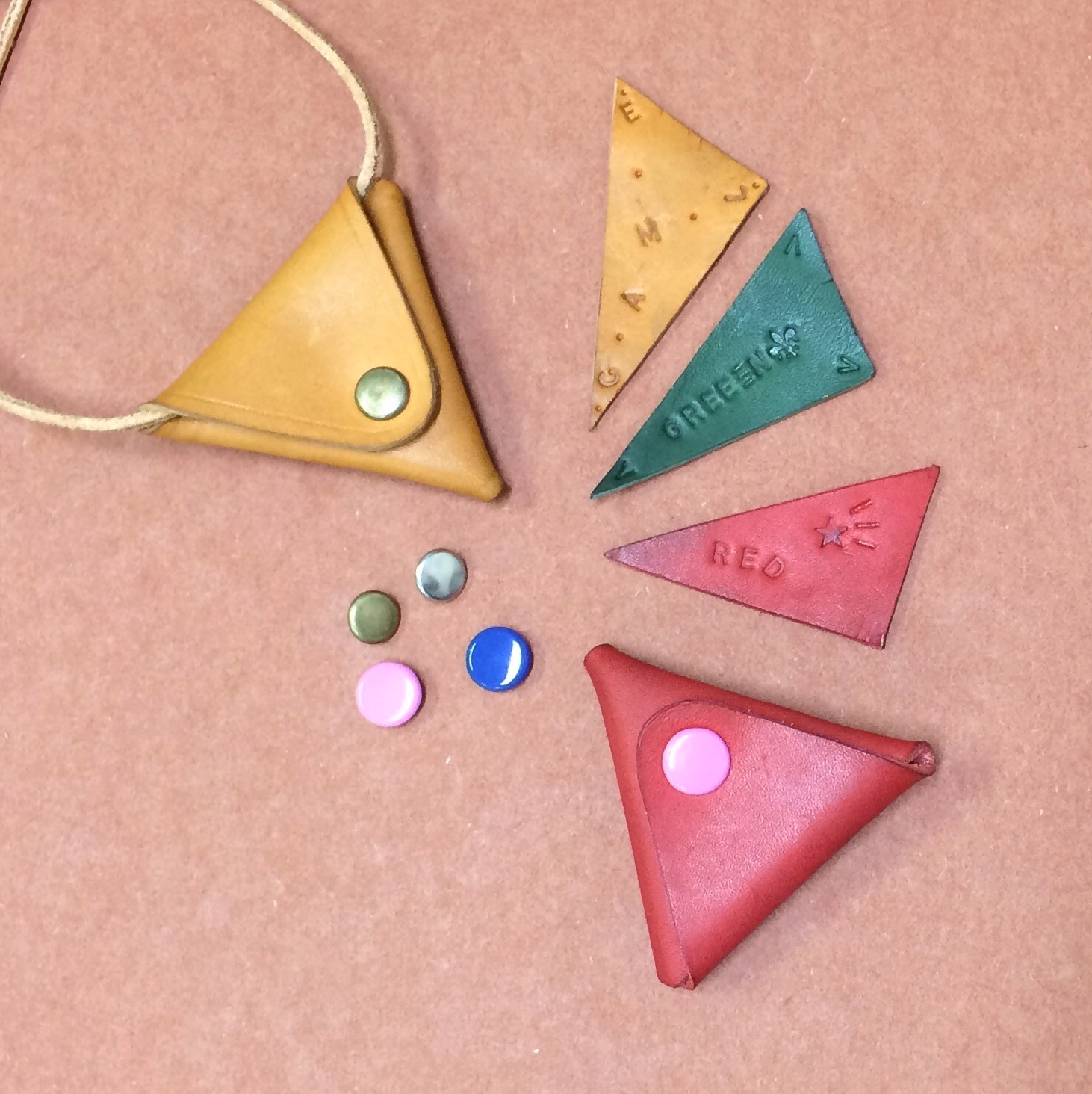 7 23 8 28 革小物手作り教室 体験ワークショップ 三角コインケースを作ろう Curiousからのおしらせ 7 23 8 28 革小物手作り教室 体験ワークショップ 三角コインケースを作ろう Curiousからのおしらせ