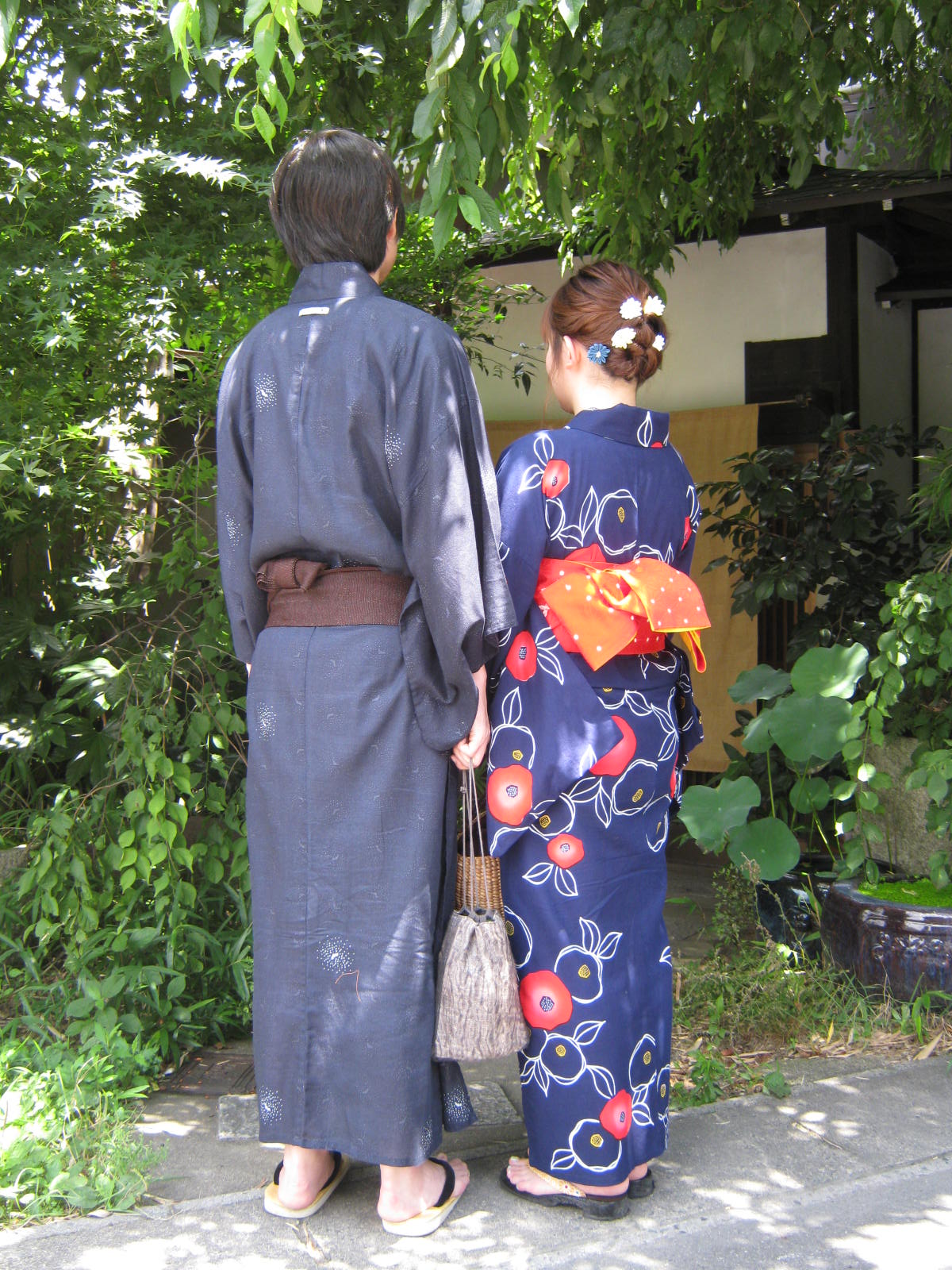 紺色浴衣 花柄 帯 赤がポイントに 京都嵐山 着物レンタル 遊月 徒然日記