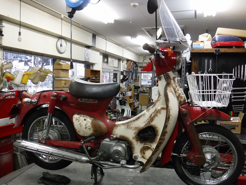 リトルカブボアアップ作業 モーターヘッド サイクルショップ