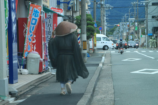 托鉢_e0048413_21375613.jpg