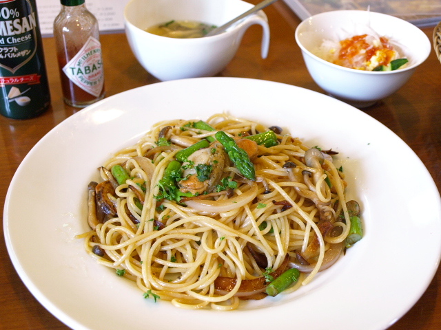 TEA＆FOODS ダンディライオン　その４ (アスパラとホタテとキノコのパスタ)_d0153062_9503199.jpg