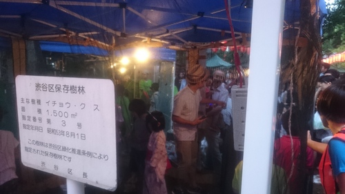 「盆踊り大会、模擬店かぶと虫売る男たち」_a0075684_23394693.jpg