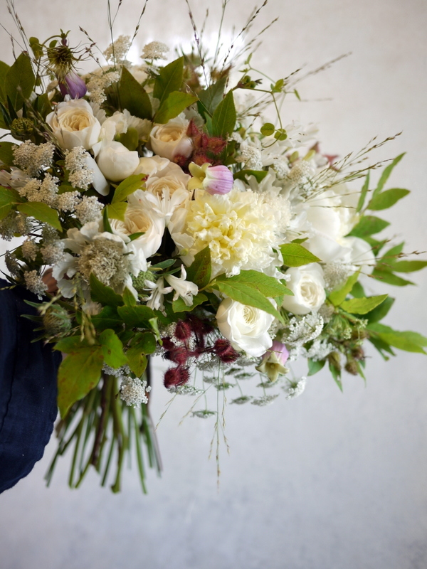 結婚式の前撮り用のクラッチブーケ ナチュラル 札幌 花屋 Mell Flowers