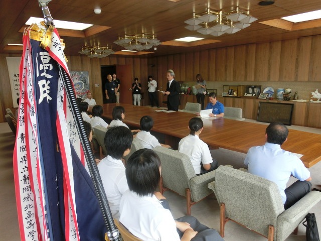 インターハイに初出場の富士高女子ハンドボール部と山岳部が教育長を表敬訪問_f0141310_725111.jpg