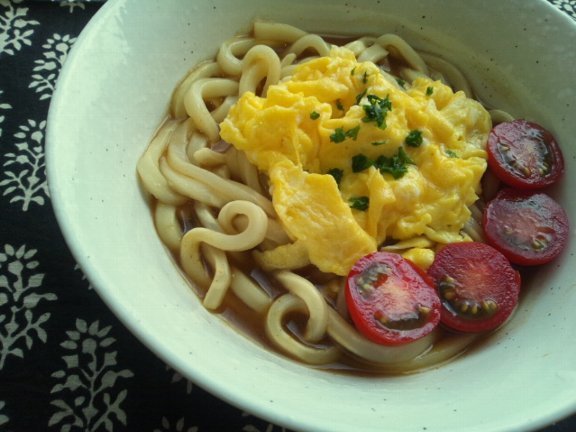 簡単カレーうどん スクランブルエッグのせ Minha Praia