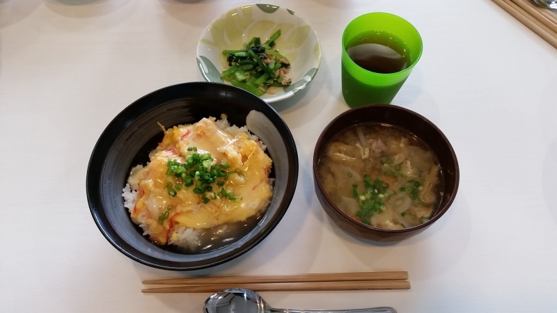 日だまり工房昼食　かに玉丼　豚汁　小松菜とツナの和え物_c0357519_21111789.jpg