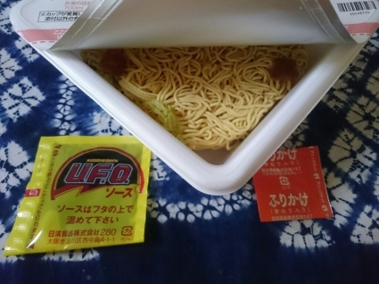 日清焼そばU.F.Oエクストリーム追いソースセット¥2,160_b0042308_18335419.jpg