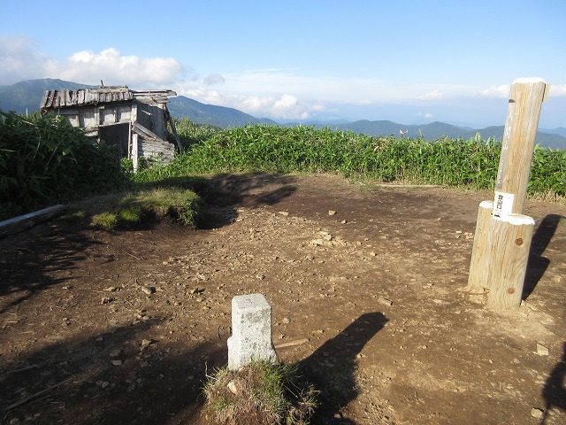 上信越　花と展望の白砂山から八間山を歩く   　 Mount Shirasuna in Jōshin\'etsu-kōgen National Park_f0308721_23163854.jpg
