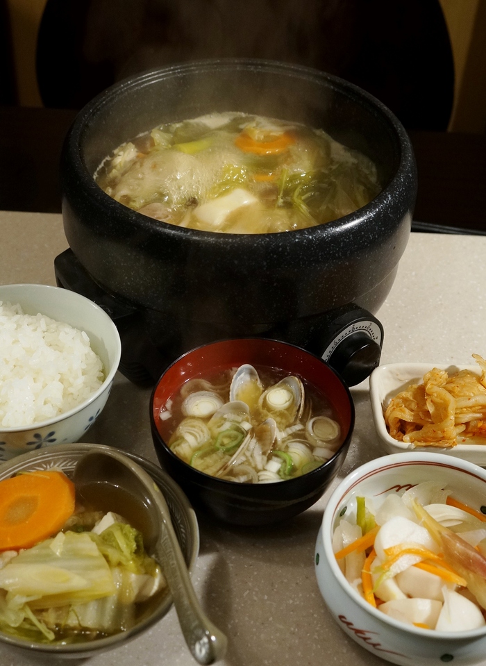 簡単な晩ご飯 ごま豆腐と肉野菜の煮込み鍋 浅利の味噌汁 蕪と茗荷の甘酢漬け です 料理と趣味の部屋