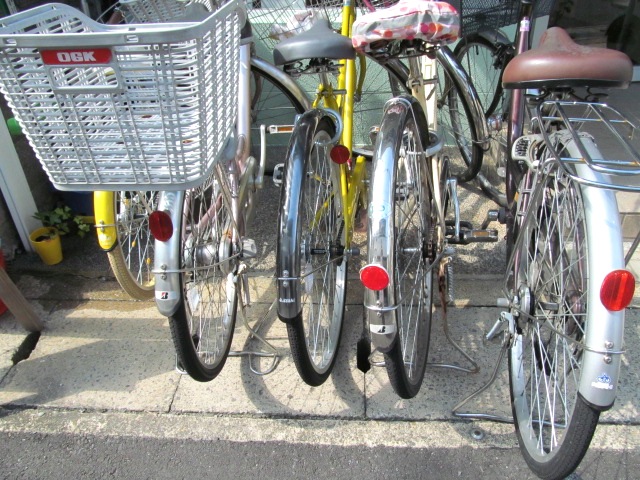 雑貨店おやつの店の前、がんばれば自転車5台とめられることが判明_f0129557_11132042.jpg