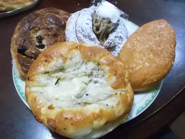 朝一番でパン屋さんへ_f0019498_9273451.jpg