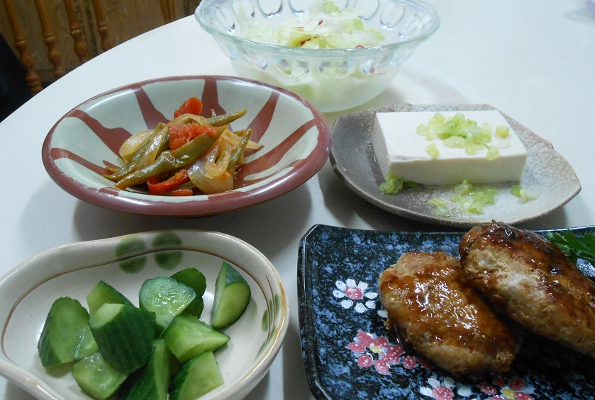 照り焼きハンバーグとピリ辛煮物の夕食でした。_d0336600_16143371.jpg