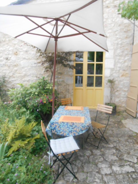 フランス南西部のペリゴール地方の田舎の家の庭は ジャルダン ド ミラクル 奇跡の庭 波多野均つれづれアート パート2