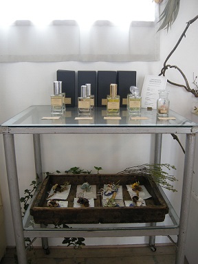 :: 花や 草青む × ATELIER ESSENCE 展 ::_e0204865_1755265.jpg