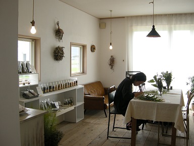 :: 花や 草青む × ATELIER ESSENCE 展 ::_e0204865_17593234.jpg