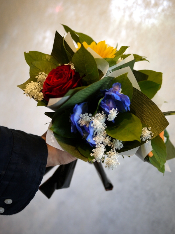 ピンクの花束と 赤 オレンジ 青 黄緑 黃 紫それぞれのミニブーケ 南7西4のライブスペースに 札幌 花屋 Mell Flowers ピンクの花束と 赤 オレンジ 青 黄緑 黃 紫それぞれのミニブーケ 南7西4のライブスペースに 札幌 花屋 Mell Flowers