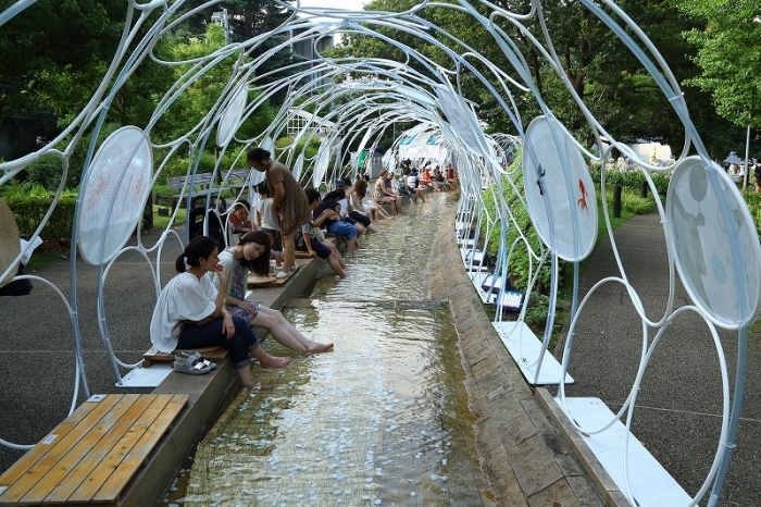 都心に涼を求めて 足水 風鈴 ミスト でも暑い時は暑い 六本木ミッドタウン 旅プラスの日記 都心に涼を求めて 足水 風鈴 ミスト でも暑い時は暑い 六本木ミッドタウン 旅プラスの日記
