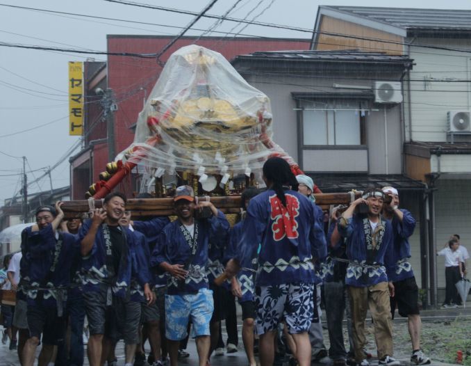 20160726 【町内会】土砂降りの雨の中を神輿渡御_b0013099_06514099.jpg