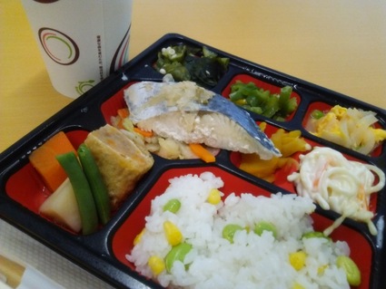 新宿の健康弁当は、鯖だった!472kcal。_c0212604_1352440.jpg