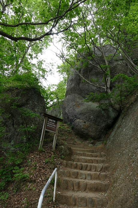 大月の岩殿山から稚児落としを目指す　その３_c0196928_9413163.jpg