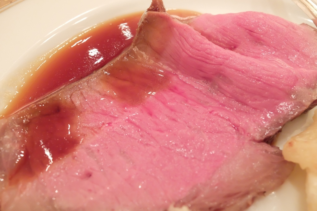 夏は肉です　　伝統のローストビーフ　ホテル　オークラ_f0050534_08241773.jpg
