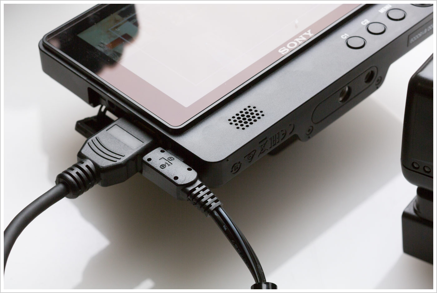 SONY CLM-FHD5 その2 Vマウントバッテリーからの給電 : エクラン SONY CLM-FHD5 その2 Vマウントバッテリーからの給電 : エクラン