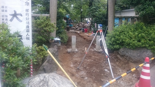 「鳩森さん正門参道だけ工事中」_a0075684_0564318.jpg