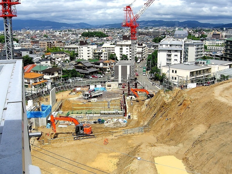 「活断層の真上にマンションは危険」　記事の顛末 １０３　この目で見た佛念寺山断層？　当該東泉丘敷地１１_a0352655_08222966.jpg