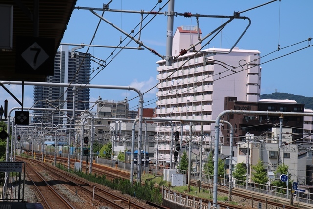 藤田八束の鉄道写真@貨物列車の写真を知りに行きました・・・山陽本線新長田駅、小池百合子東京都知事誕生で仕事開始_d0181492_20575193.jpg