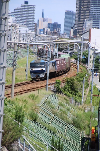 JR新長田駅から貨物列車の写真撮影、神戸の街をバックにして鉄道写真に挑戦・・・・真夏の新長田駅は最高の撮影場所_d0181492_21144679.jpg