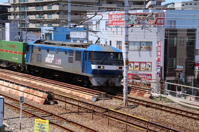 JR新長田駅から貨物列車の写真撮影、神戸の街をバックにして鉄道写真に挑戦・・・・真夏の新長田駅は最高の撮影場所_d0181492_21160842.jpg