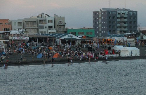 サザンビーチで夕涼み(サザン.フエスタ)_b0137932_2258244.jpg