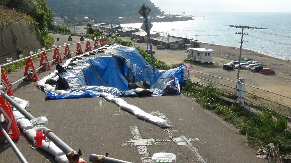 旧国道８号線の道路陥没！_e0065084_1865961.jpg