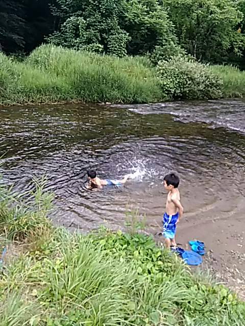 孫たちが川で初泳ぎ_f0019498_21465132.jpg