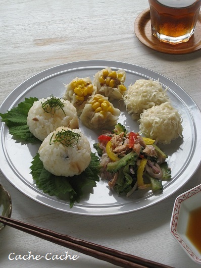 鯛めしおにぎりと焼売、ゴーヤサラダのワンプレート_d0319943_22555056.jpg