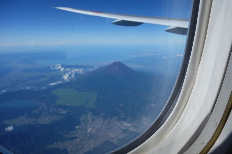 上空より、黒い富士山_e0080345_12361270.jpg