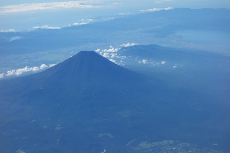 上空より、黒い富士山_e0080345_12381319.jpg