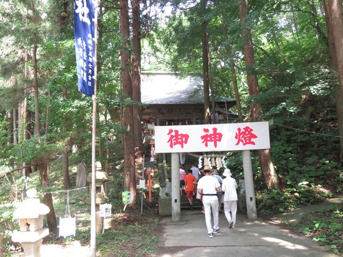 神輿の滝浴び　八峰町白瀑神社の例祭です_b0238249_2227561.jpg