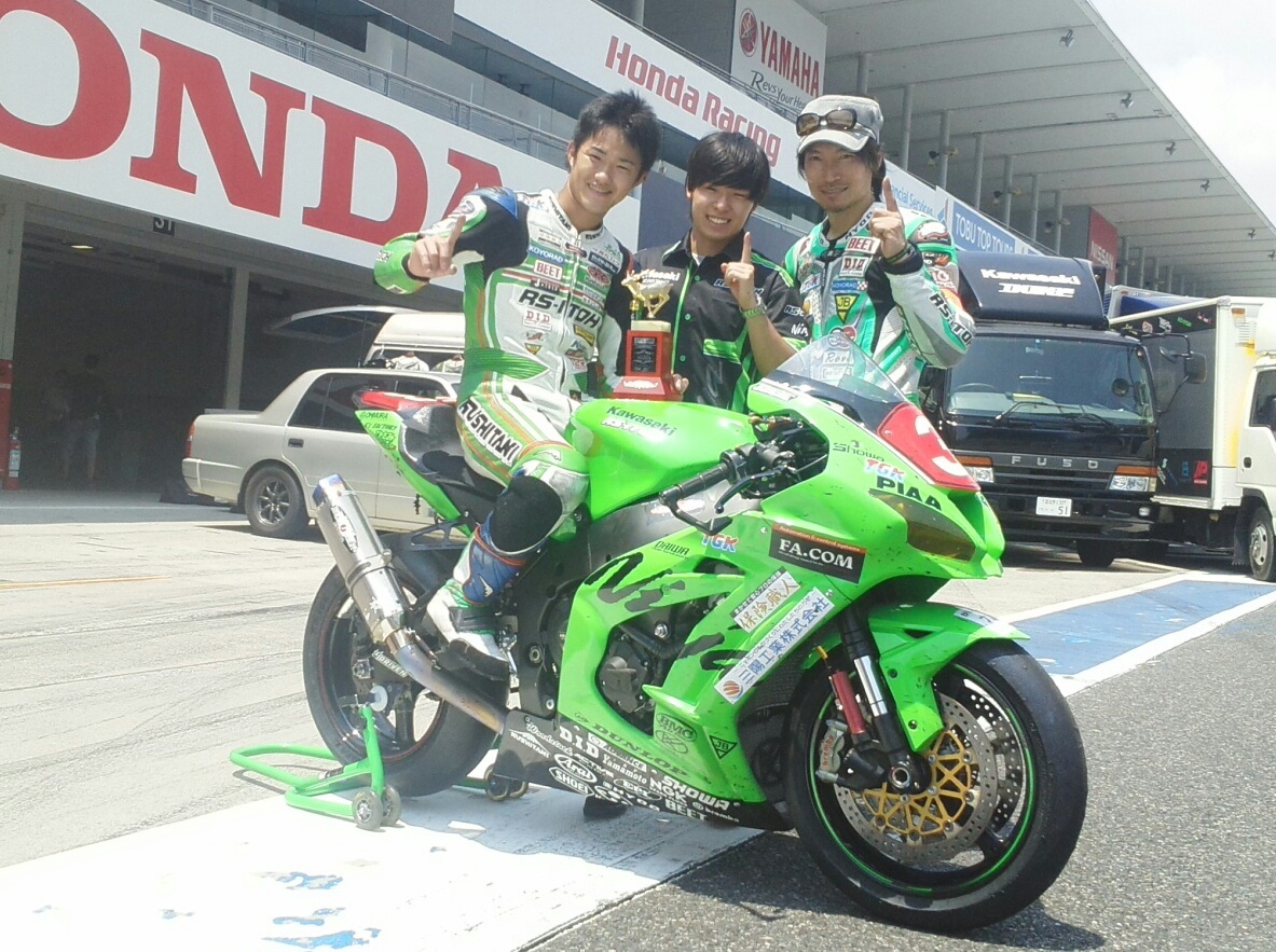 16鈴鹿８耐sstクラス優勝 E Village133 ライディングスクール