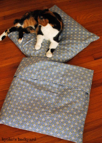 意図せず和風な、猫用クッションカバー_b0253205_03032298.jpg