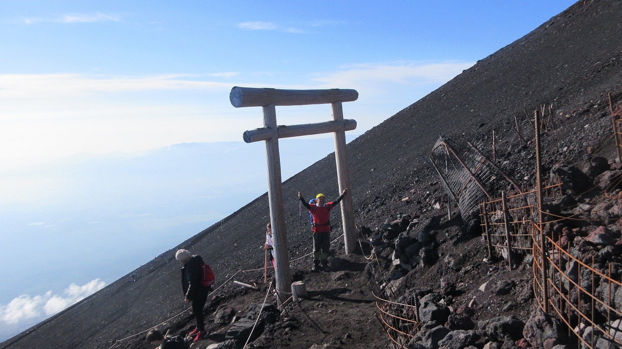還暦富士登山 山頂鳥居到着 トータル11時間30分 _b0163804_2033234.jpg