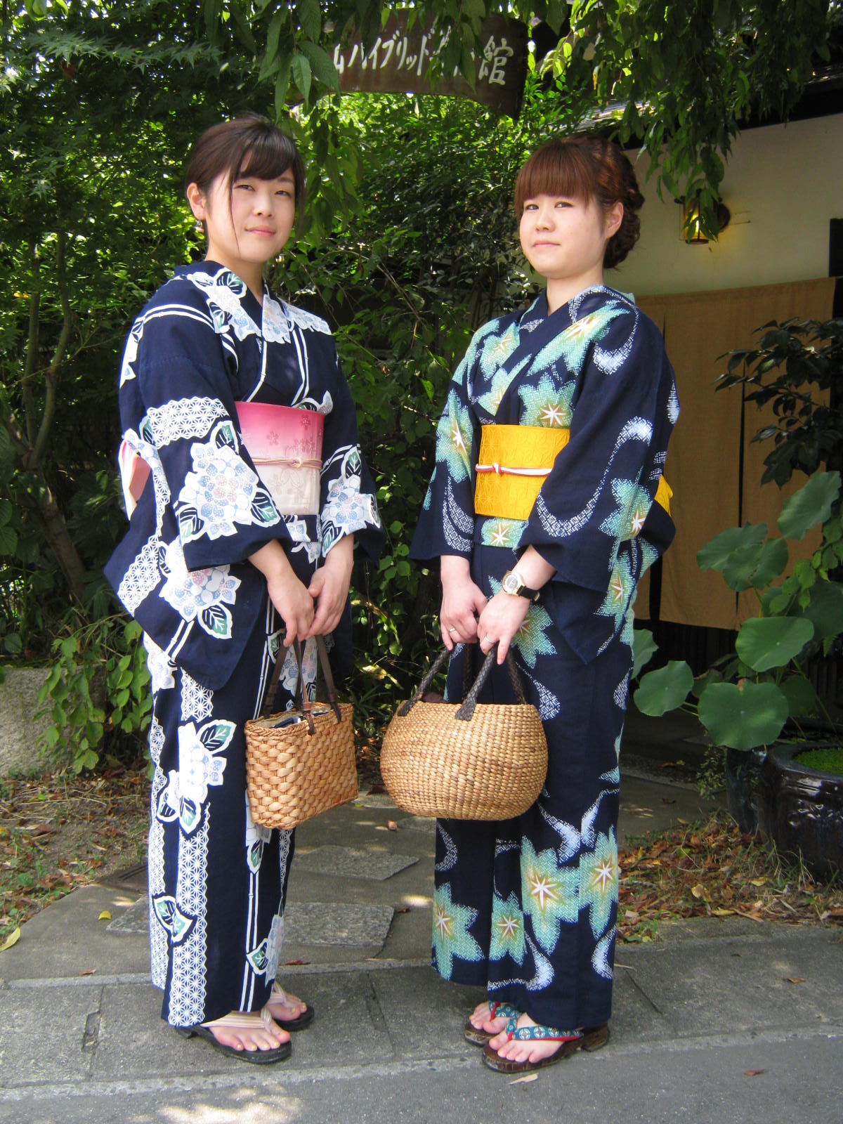 姉妹さん 紺色浴衣にピンク 黄色の帯 京都嵐山 着物レンタル 遊月 徒然日記 姉妹さん 紺色浴衣にピンク 黄色の帯 京都嵐山 着物レンタル 遊月 徒然日記