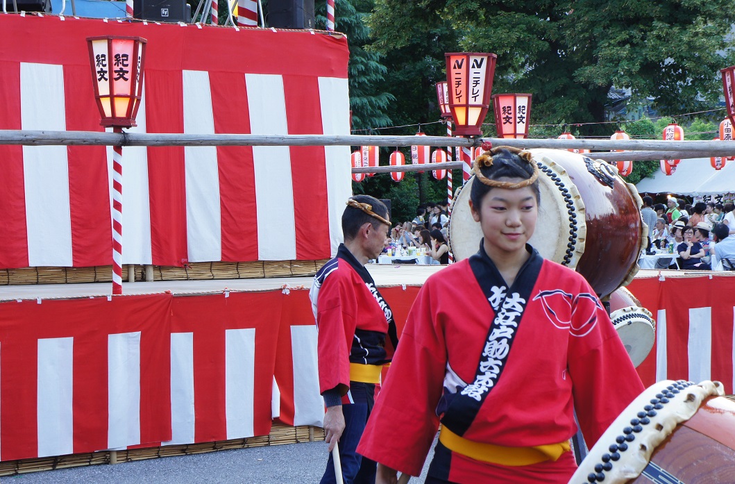 築地本願寺の盆踊り_b0112909_22223031.jpg