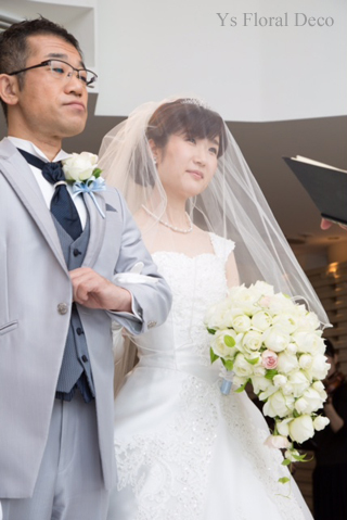 カップ咲のバラのキャスケードブーケ ホテル椿山荘さんへ_b0113510_15181290.jpg