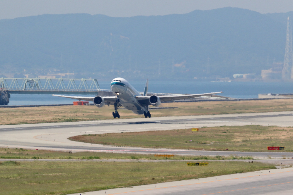 初夏の関西国際空港 その2 キャセイパシフィック航空 77 0の離陸 南の島の飛行機日記