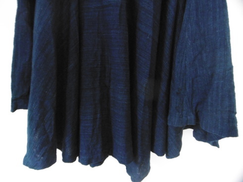 藍のスカートでこの形は(一般的に)あまりないのでは_c0326859_06383393.jpg