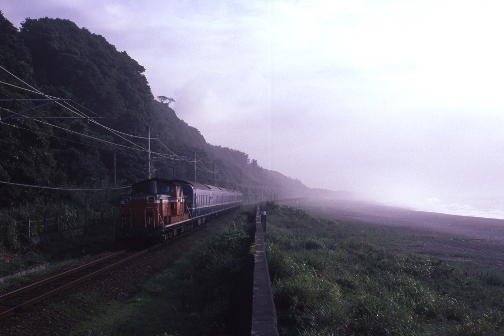 夏の朝の浜辺 - 紀勢本線・1982年 - _b0190710_23402751.jpg