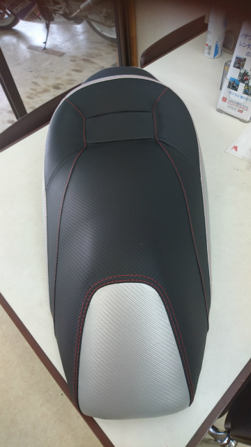 PCX150限定カラーにバイクザシートインサイド_e0114857_20432830.jpg