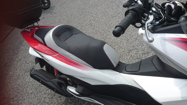 PCX150限定カラーにバイクザシートインサイド_e0114857_20483862.jpg